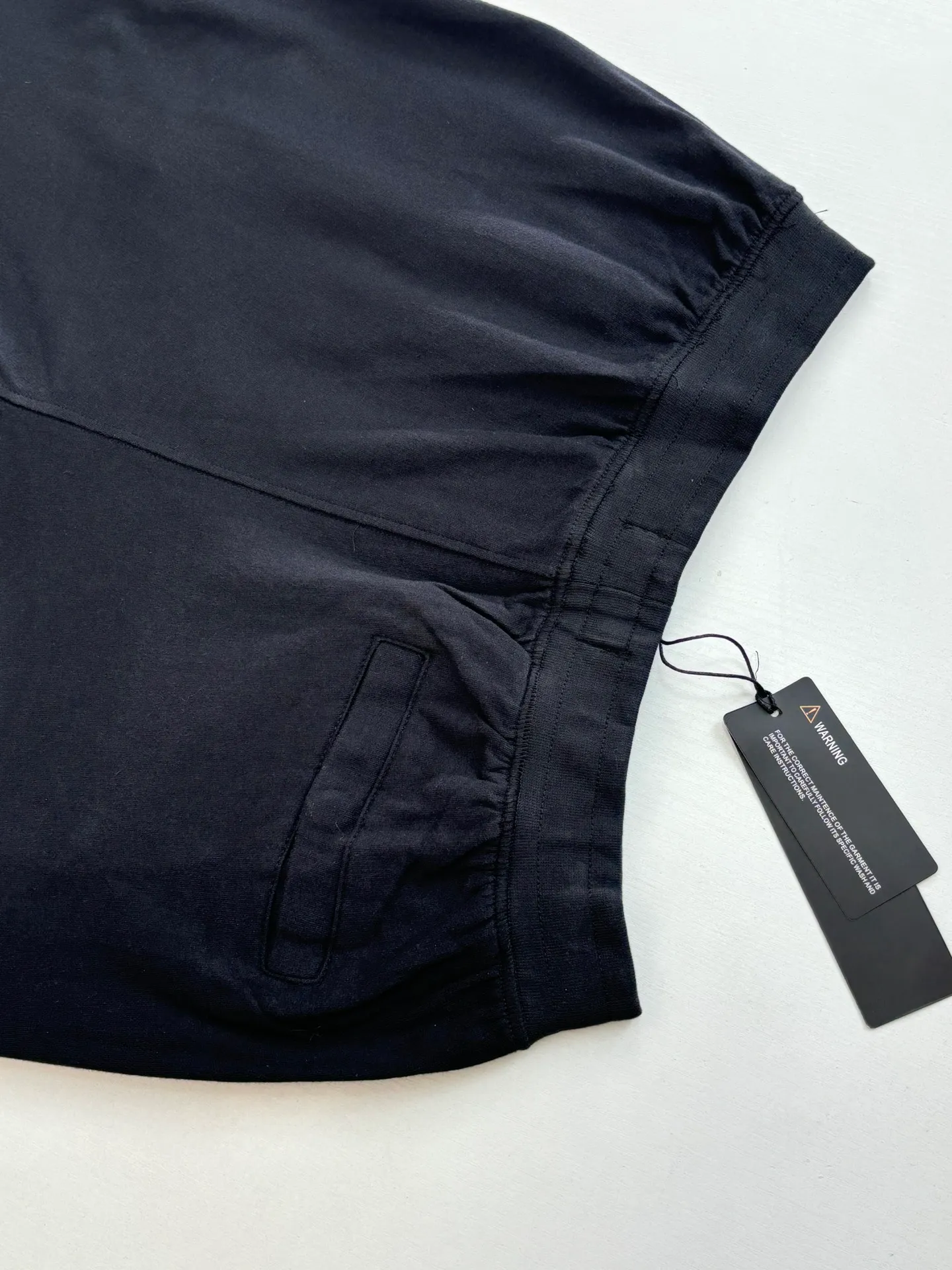 P410 STONE ISLAN*/Stone Island 25FW new organic cotton elastic waist brushed plus velvet sweatpants. Elastic waistband, equipped with invisible drawstring, easy to adjust the size of the pants. Standing hand pockets and back snap patch pocket design. There is a removable ST green badge on the outer seam. The trouser legs are elastic cuffs. The loose fit is nice and casual, and the fabric is comfortable and soft.  Size：S/M/L/XL